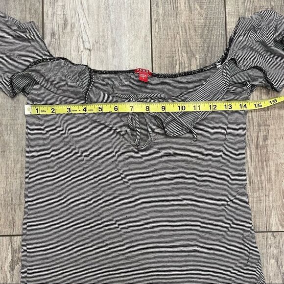 Guess Sandrine Off Shoulder Black and White Striped Ruffled Keyhole Blouse Sz S - Picture 11 of 13